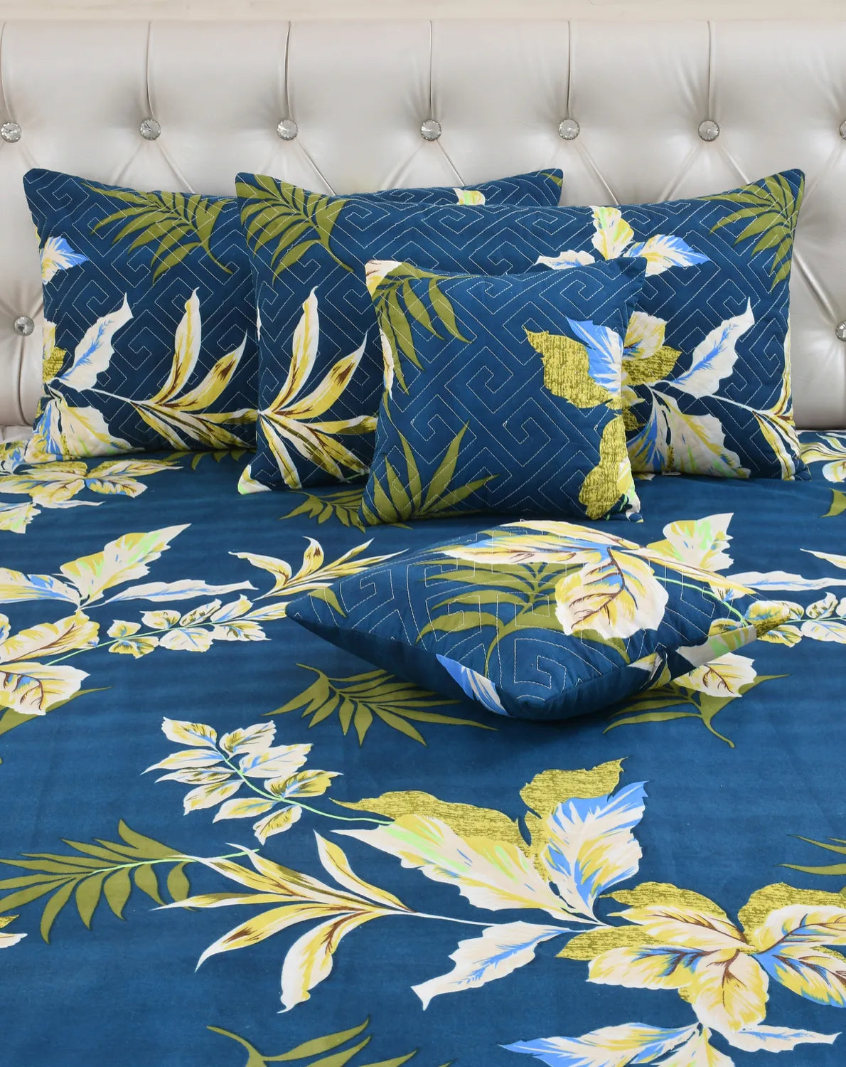 Devinity - 5 Pieces - Quilted Bedding Set (90 x 90 inches)