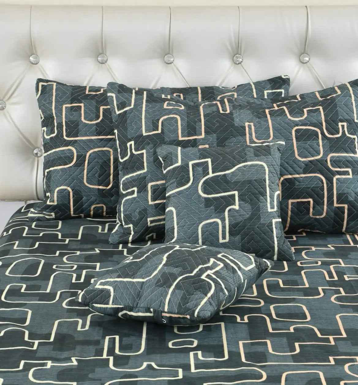 Vega - 5 Pieces - Quilted Bedding Set (90 x 90 inches)