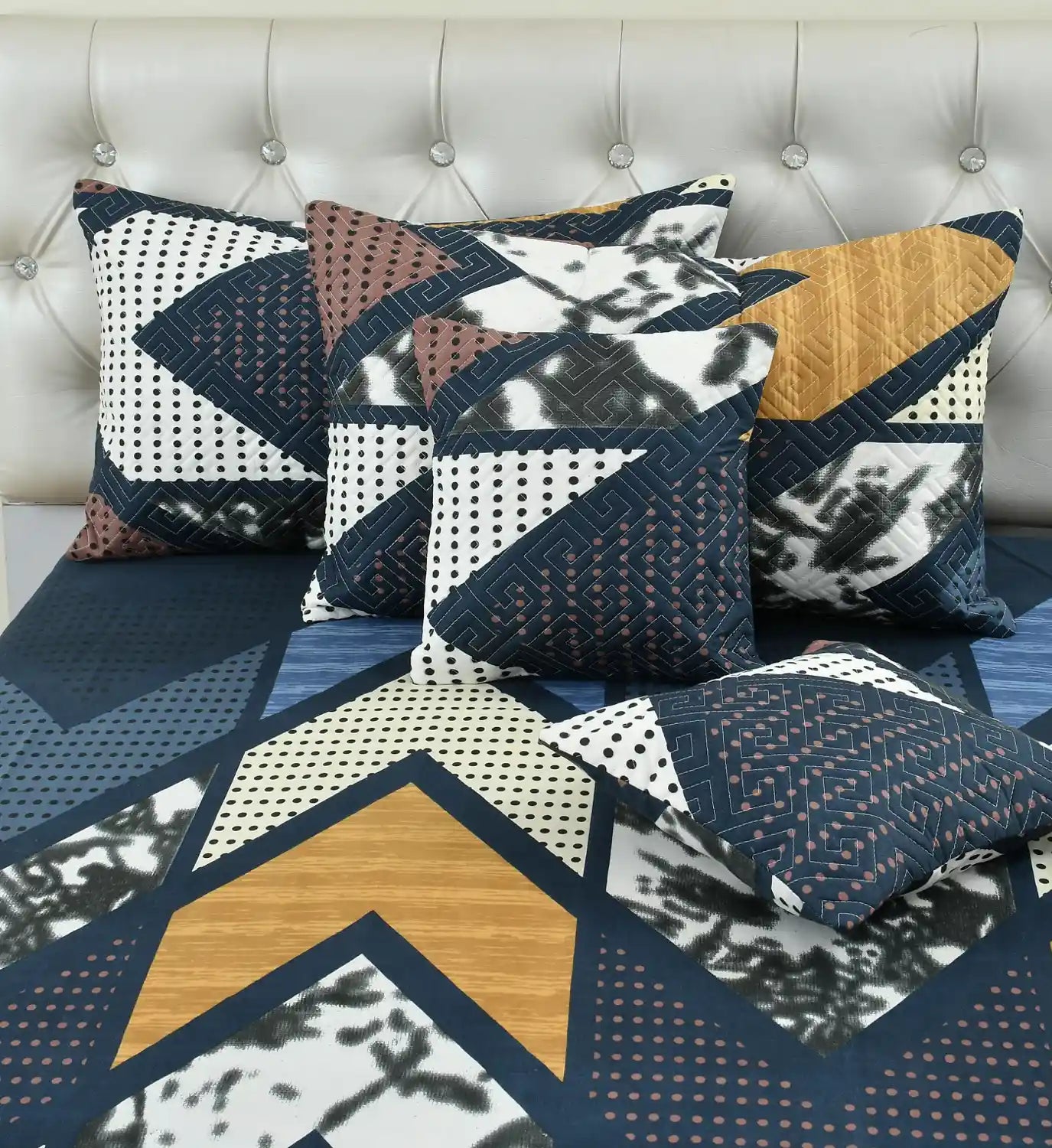 Nevada - 5 Pieces - Quilted Bedding Set (90 x 90 inches)