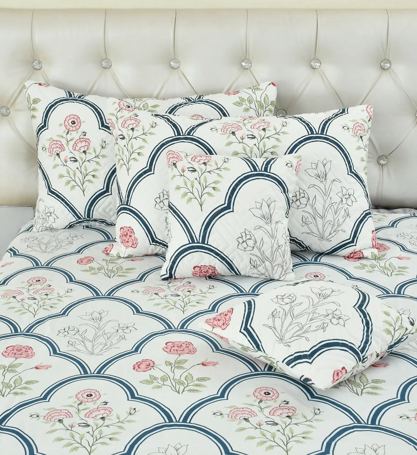 Sophia - 5 Pieces - Quilted Bedding Set (90 x 90 inches)